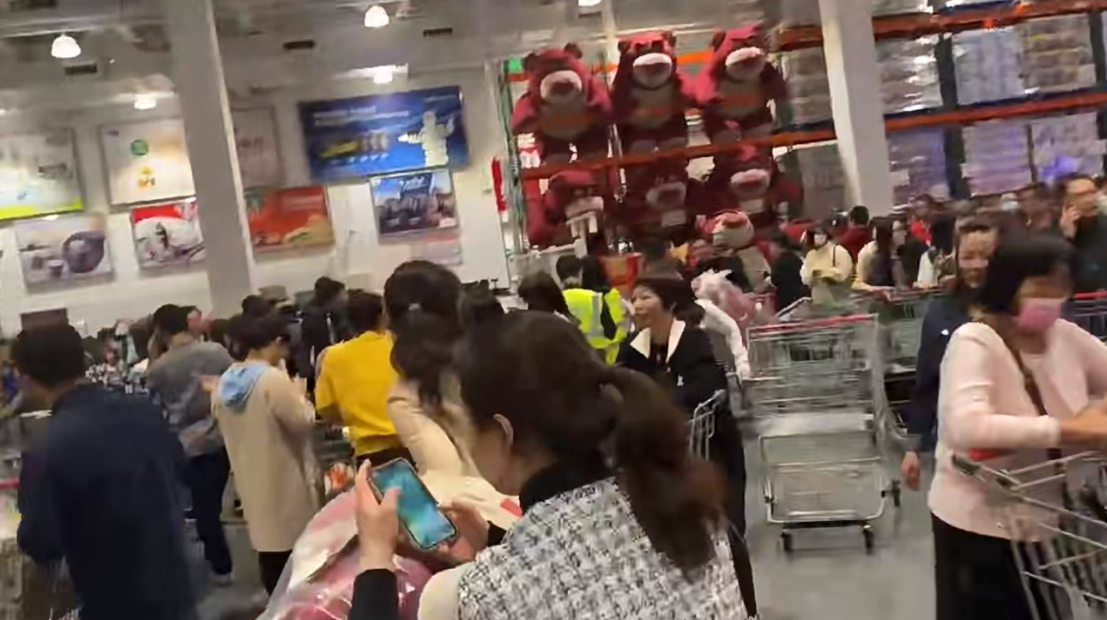 深圳Costco今開業 數千人「打蛇餅」需排3小時