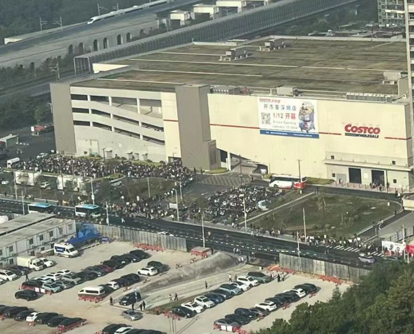 深圳Costco今開業 數千人「打蛇餅」需排3小時