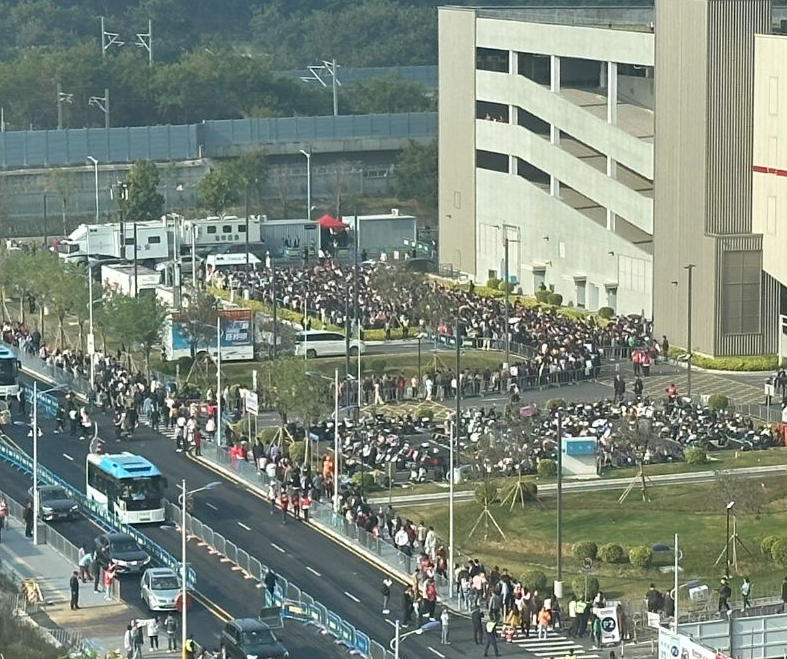 深圳Costco今開業 數千人「打蛇餅」需排3小時