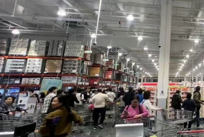 深圳Costco今開業 數千人「打蛇餅」需排3小時
