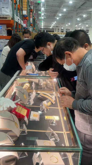 深圳Costco今開業 數千人「打蛇餅」需排3小時