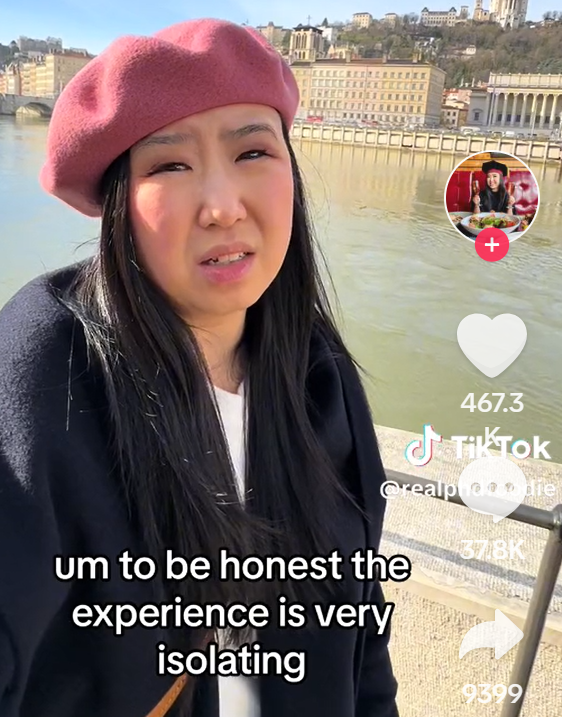 女子在影片埋怨法國人冷漠。(影片截圖)