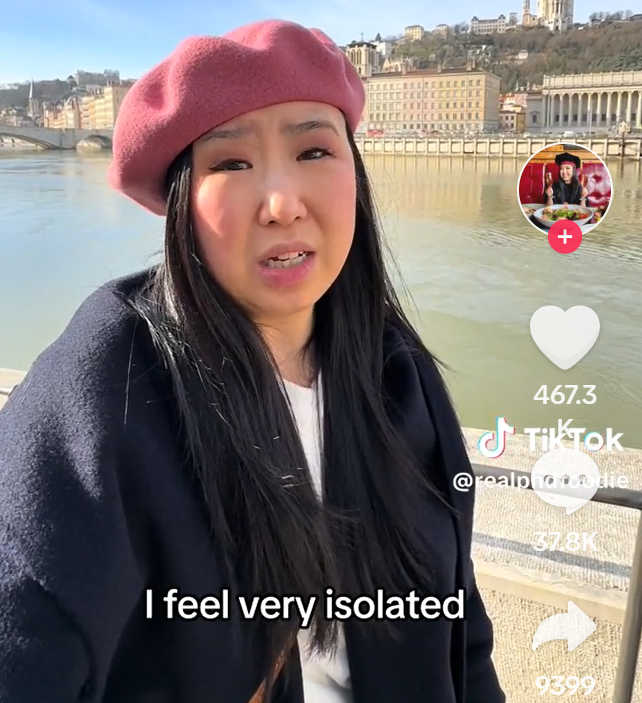 女子在影片埋怨法國人冷漠。(影片截圖)