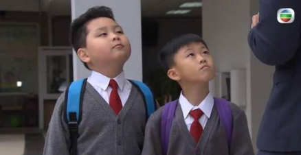 發文者表示自己是00後,近年幫2010年打後出生的小學生補習時,發現大部分人「細細個已經有自己一部電話」、「掛住玩電話都唔會去搵其他嘢玩」。(圖片來源:TVB《愛回家之開心速遞》劇照)