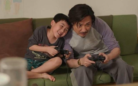 以前的小朋友會以卡通片為共同話題,但現時的10後已再無睇卡通片的習慣。(圖片來源:ViuTV《暖男爸爸》劇照)