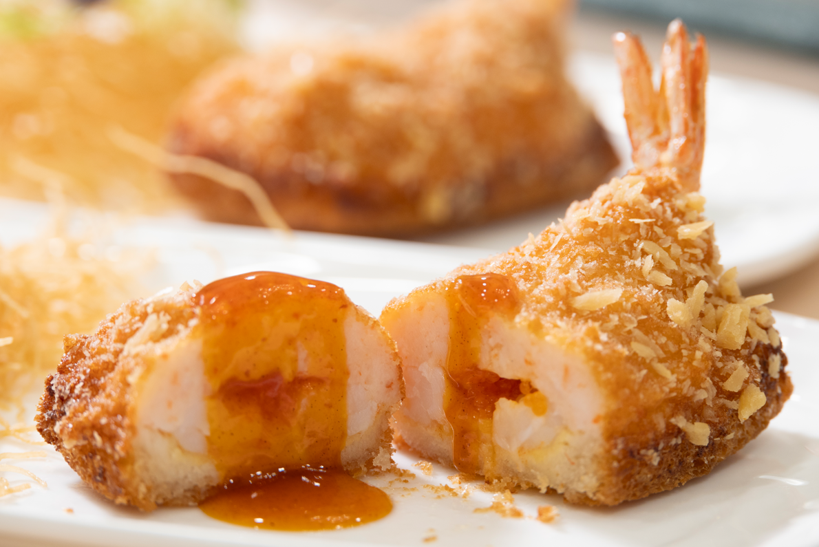 三色蝦多士外層焦香酥脆,內層彈牙,中間的蝦子令層次更豐富。(攝:蘇文傑)