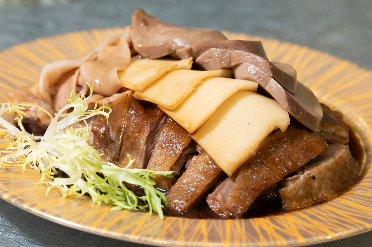 獅頭鵝的肉質非常肥美,因此百樂的滷水鵝肉拼盤總令人回味無窮。(攝:蘇文傑)