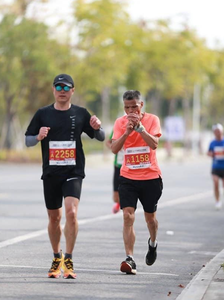 陳大爺近年已經被發現叼煙出戰內地城市的馬拉松,引起國內外媒體關注。(網上圖片)