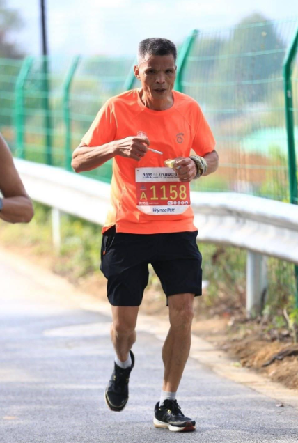 陳大爺近年已經被發現叼煙出戰內地城市的馬拉松,引起國內外媒體關注。(網上圖片)