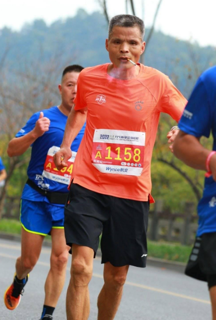 陳大爺近年已經被發現叼煙出戰內地城市的馬拉松,引起國內外媒體關注。(網上圖片)