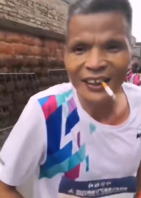 陳大爺近年已經被發現叼煙出戰內地城市的馬拉松,引起國內外媒體關注。(網上圖片)