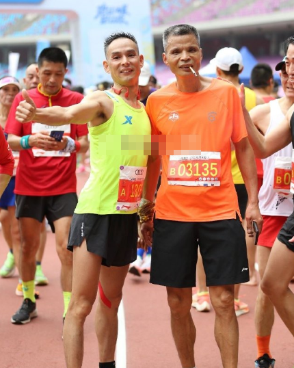 陳大爺近年已經被發現叼煙出戰內地城市的馬拉松,引起國內外媒體關注。(網上圖片)