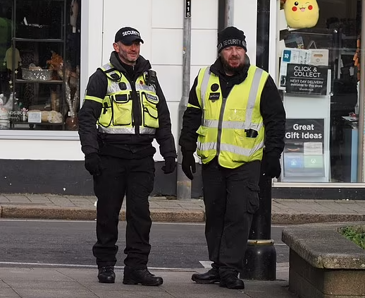 市議會自聘保安人員在街上巡邏。(互聯網)