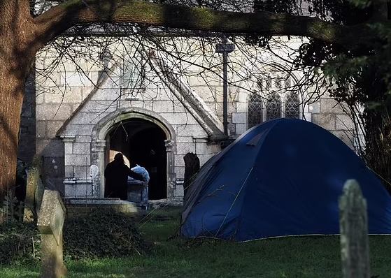 鎮上有不少露宿者紮營。(互聯網)