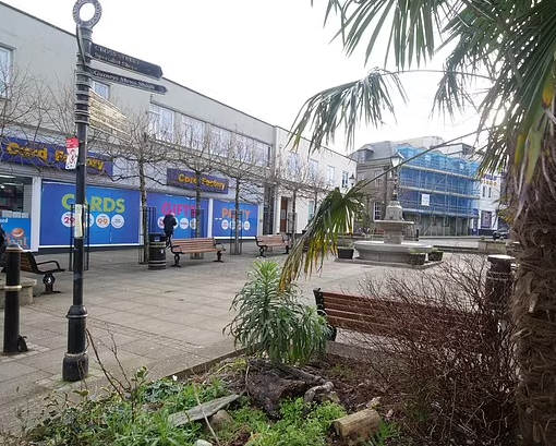 鎮上有不少露宿者紮營。(互聯網)