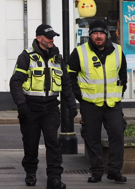 市議會自聘保安人員在街上巡邏。(互聯網)