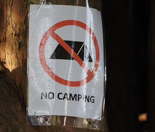 鎮上有不少露宿者紮營。(互聯網)