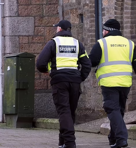 市議會自聘保安人員在街上巡邏。(互聯網)