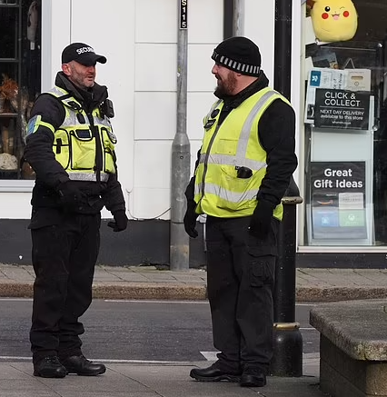 市議會自聘保安人員在街上巡邏。(互聯網)