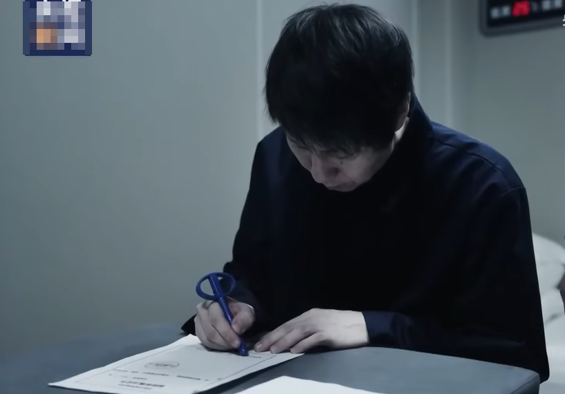李鐵在鏡頭前懺悔時,簽字用的筆近日成為「網紅文具」