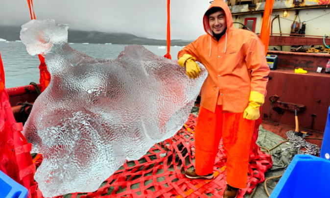 該公司創辦人拉斯穆森展示所採集的浮冰。(互聯網)