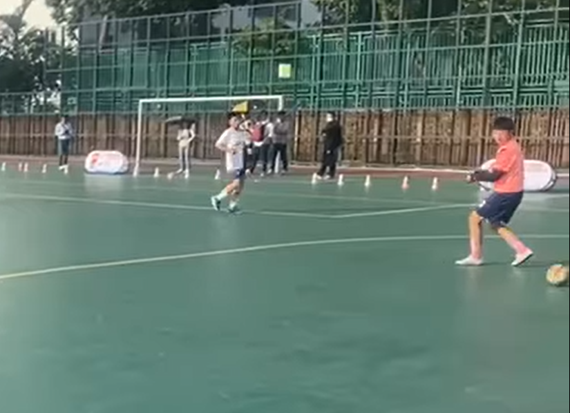 守門員將球「漏」入自己龍門。(影片截圖)