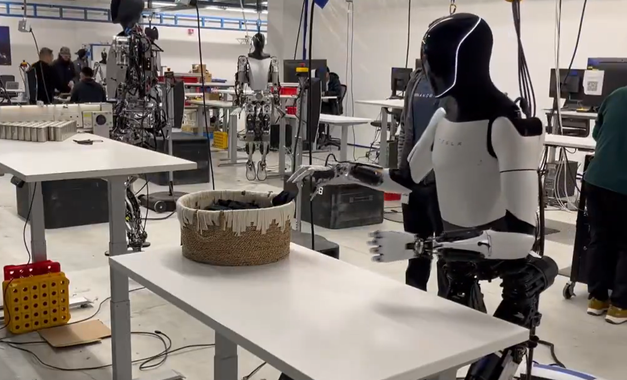 Tesla創辦人馬斯克在社交媒體X,發布有關Tesla第2代人形機械人Optimus最新影片,展示其「摺衫」能力。