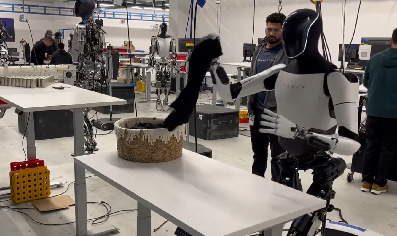 Tesla創辦人馬斯克在社交媒體X,發布有關Tesla第2代人形機械人Optimus最新影片,展示其「摺衫」能力。
