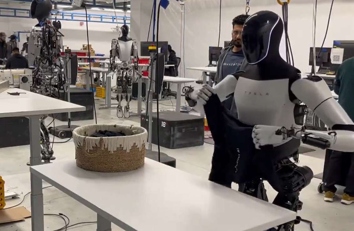 Tesla創辦人馬斯克在社交媒體X,發布有關Tesla第2代人形機械人Optimus最新影片,展示其「摺衫」能力。