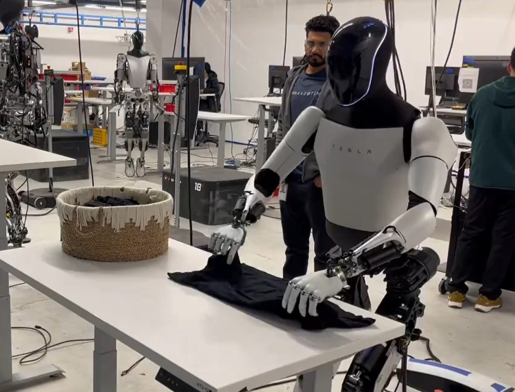 Tesla創辦人馬斯克在社交媒體X,發布有關Tesla第2代人形機械人Optimus最新影片,展示其「摺衫」能力。