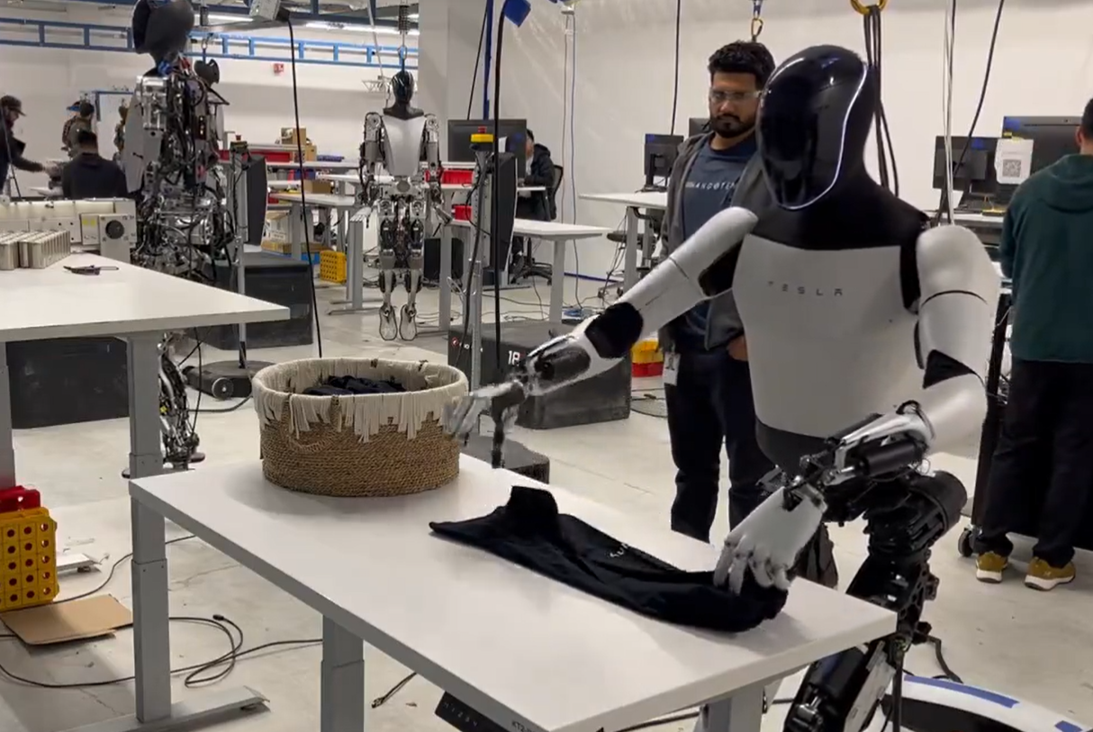 Tesla創辦人馬斯克在社交媒體X,發布有關Tesla第2代人形機械人Optimus最新影片,展示其「摺衫」能力。