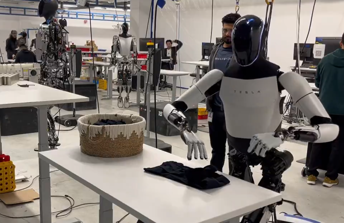 Tesla創辦人馬斯克在社交媒體X,發布有關Tesla第2代人形機械人Optimus最新影片,展示其「摺衫」能力。