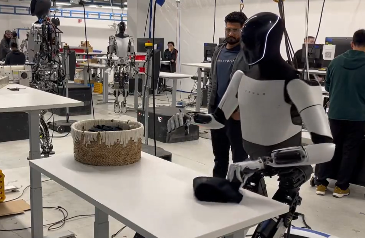 Tesla創辦人馬斯克在社交媒體X,發布有關Tesla第2代人形機械人Optimus最新影片,展示其「摺衫」能力。