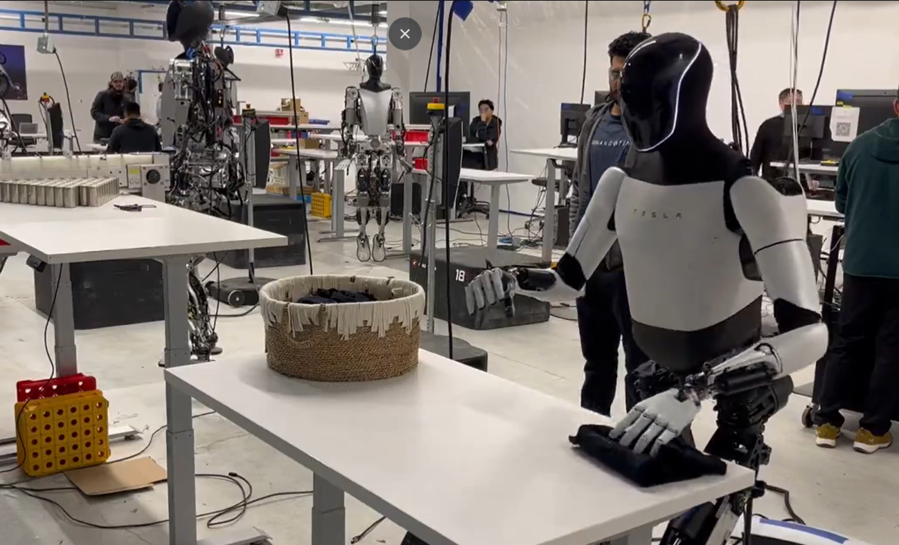 Tesla創辦人馬斯克在社交媒體X,發布有關Tesla第2代人形機械人Optimus最新影片,展示其「摺衫」能力。