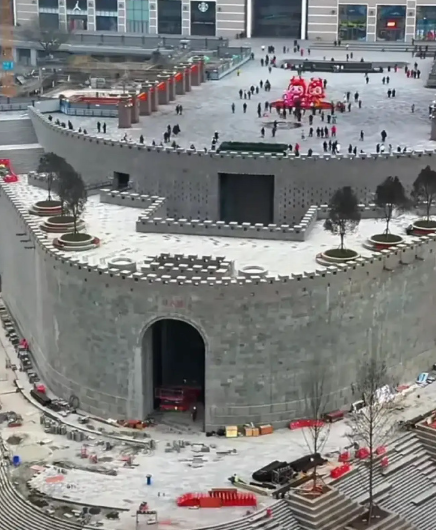 重慶地標建築之一的朝天門近日重修後開放,眾多市民遊客拍照打卡,但不少人投訴,仿古城牆改得太高太厚,反而遮擋遊客觀看江景(網上圖片)