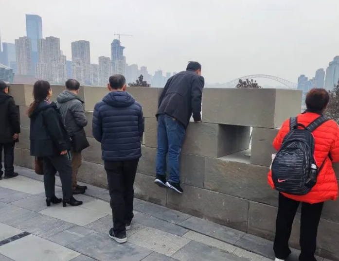 重慶地標建築之一的朝天門近日重修後開放,眾多市民遊客拍照打卡,但不少人投訴,仿古城牆改得太高太厚,反而遮擋遊客觀看江景(網上圖片)