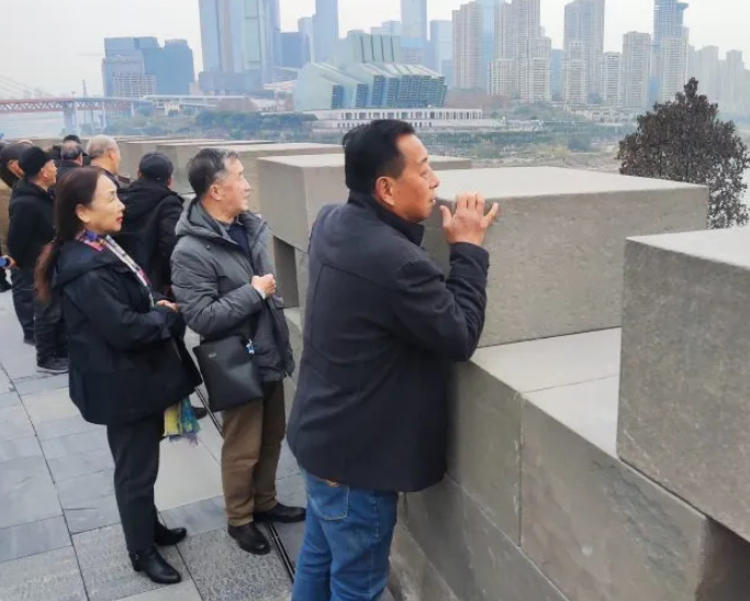 重慶地標建築之一的朝天門近日重修後開放,眾多市民遊客拍照打卡,但不少人投訴,仿古城牆改得太高太厚,反而遮擋遊客觀看江景(網上圖片)