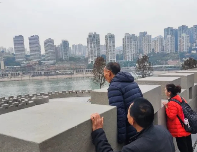 重慶地標建築之一的朝天門近日重修後開放,眾多市民遊客拍照打卡,但不少人投訴,仿古城牆改得太高太厚,反而遮擋遊客觀看江景(網上圖片)