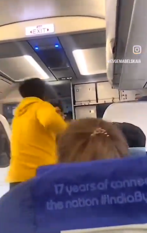 有乘客拍到當時一名身穿黃色連帽衛衣的男子突從座位後排衝前掌摑副機長,空中服務員見狀連忙制止