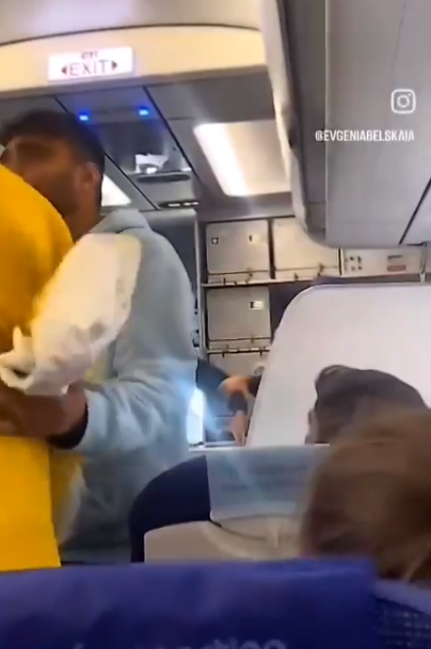 男子仍怒不可遏,繼續指罵,直至另一名男子上前安撫,才返回座位