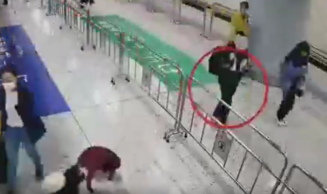 西九龍站海關關員本月6日監管旅檢大廳入境旅客及行李時,發現一名旅客經過查驗台時神色緊張、舉止異常,隨即攔截檢查。經查,海關人員在當事人褲袋內查獲用紙和布包裹的2塊金塊,共2000克,以及在頸上的金牌,共518.8克。