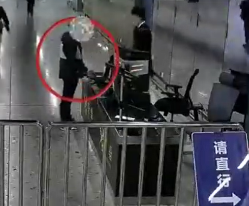 西九龍站海關關員本月6日監管旅檢大廳入境旅客及行李時,發現一名旅客經過查驗台時神色緊張、舉止異常,隨即攔截檢查。經查,海關人員在當事人褲袋內查獲用紙和布包裹的2塊金塊,共2000克,以及在頸上的金牌,共518.8克。