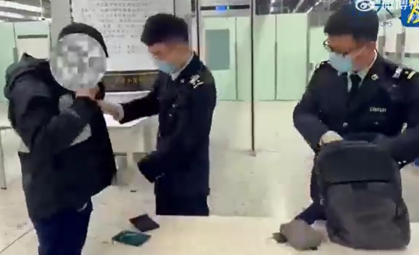 西九龍站海關關員本月6日監管旅檢大廳入境旅客及行李時,發現一名旅客經過查驗台時神色緊張、舉止異常,隨即攔截檢查。經查,海關人員在當事人褲袋內查獲用紙和布包裹的2塊金塊,共2000克,以及在頸上的金牌,共518.8克。