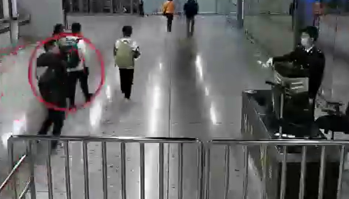 內地海關總署通報,西九龍站海關查獲一名入境旅客違規攜帶黃金制品,共2518.8克。