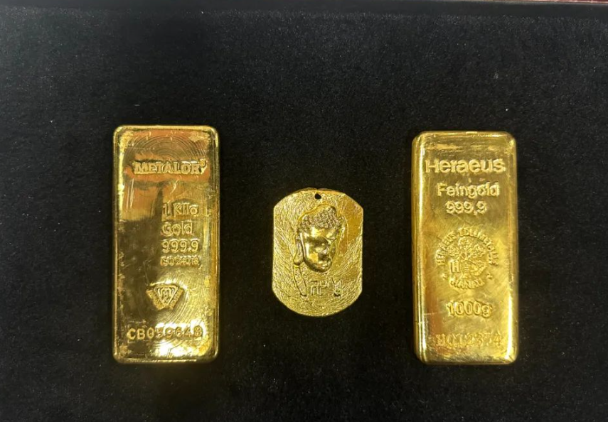 西九龍站海關關員本月6日監管旅檢大廳入境旅客及行李時,發現一名旅客經過查驗台時神色緊張、舉止異常,隨即攔截檢查。經查,海關人員在當事人褲袋內查獲用紙和布包裹的2塊金塊,共2000克,以及在頸上的金牌,共518.8克。