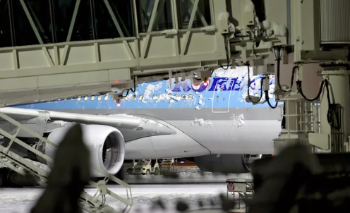 一架大韓航空公司客機周二(16日)在日本北海道札幌新千歲機場,於停機坪與一架停在旁邊的國泰航空公司客機碰撞。(網上圖片)