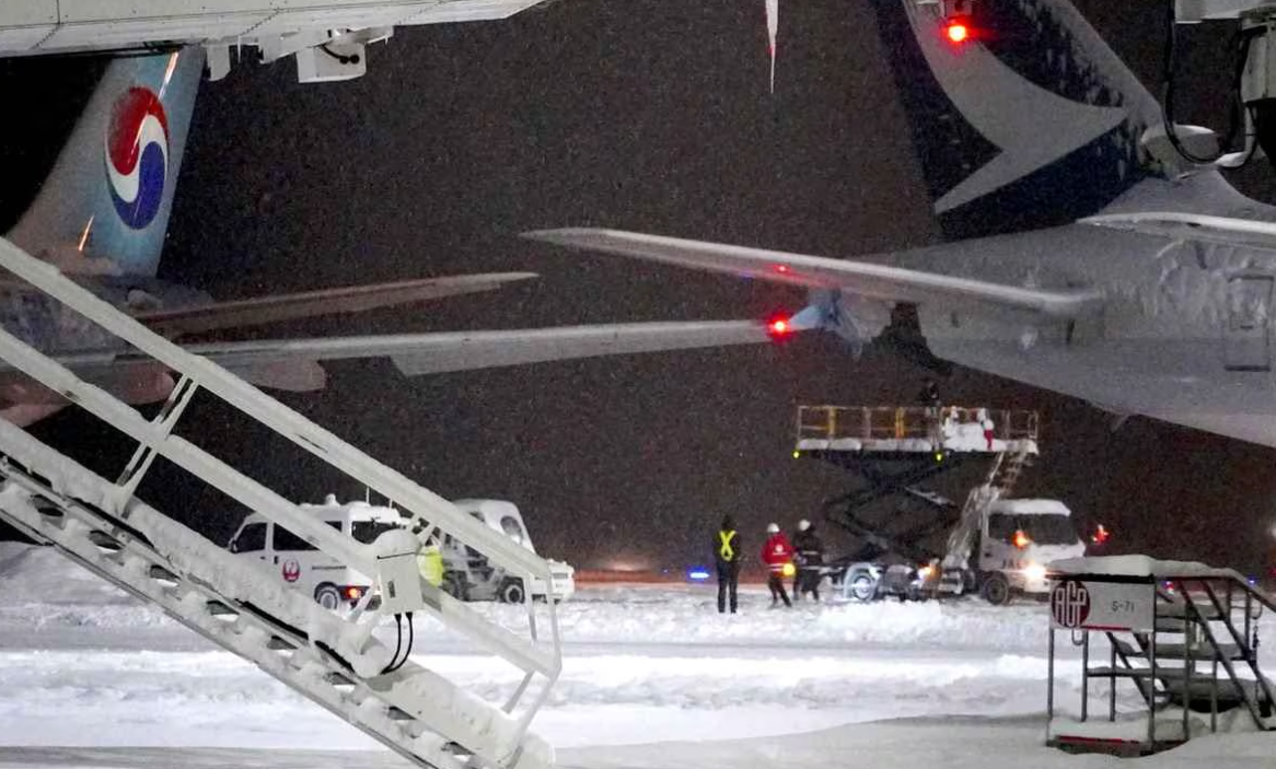 一架大韓航空公司客機周二(16日)在日本北海道札幌新千歲機場,於停機坪與一架停在旁邊的國泰航空公司客機碰撞。(網上圖片)