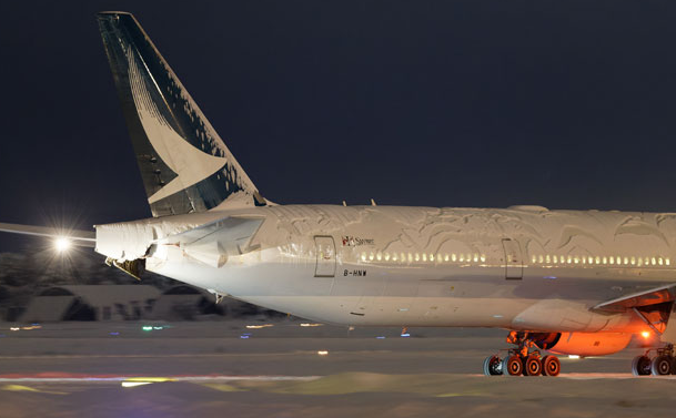 一架大韓航空公司客機周二(16日)在日本北海道札幌新千歲機場,於停機坪與一架停在旁邊的國泰航空公司客機碰撞。(網上圖片)