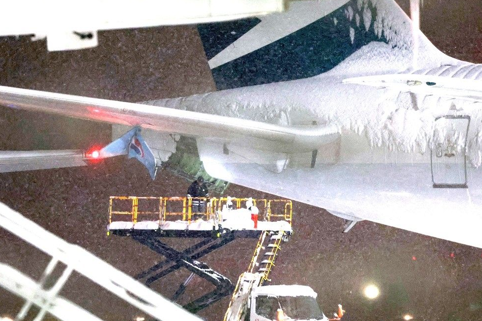 一架大韓航空公司客機周二(16日)在日本北海道札幌新千歲機場,於停機坪與一架停在旁邊的國泰航空公司客機碰撞。(網上圖片)