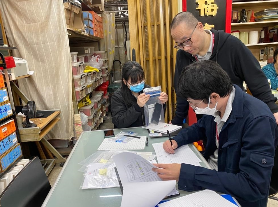 競爭事務委員會與警方今天(17日)早上展開搜查行動,根據法庭手令搜查了13個分別位於紅磡、屯門及元朗的處所,包括多間殯儀服務公司,及一個商會的辦公室。(競委會圖片)